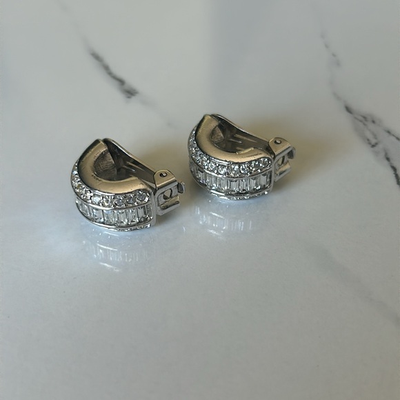 🌿1980s Vintage Christian Dior Demi-Hoop Clip-On Earrings - Picture 6 of 7